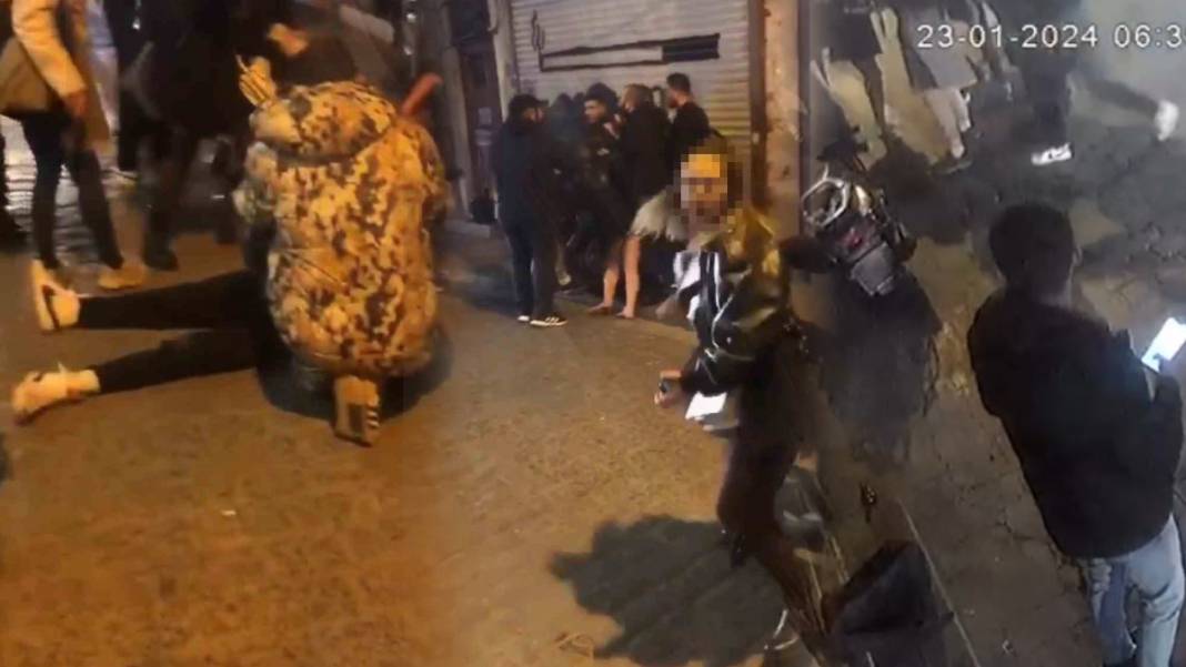 İşte olay anının yeni görüntüleri... Beyoğlu’nda satırlı 'kız arkadaşıma baktın' kavgası 2